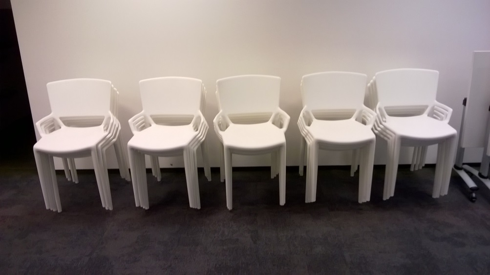 50 chaises empilables