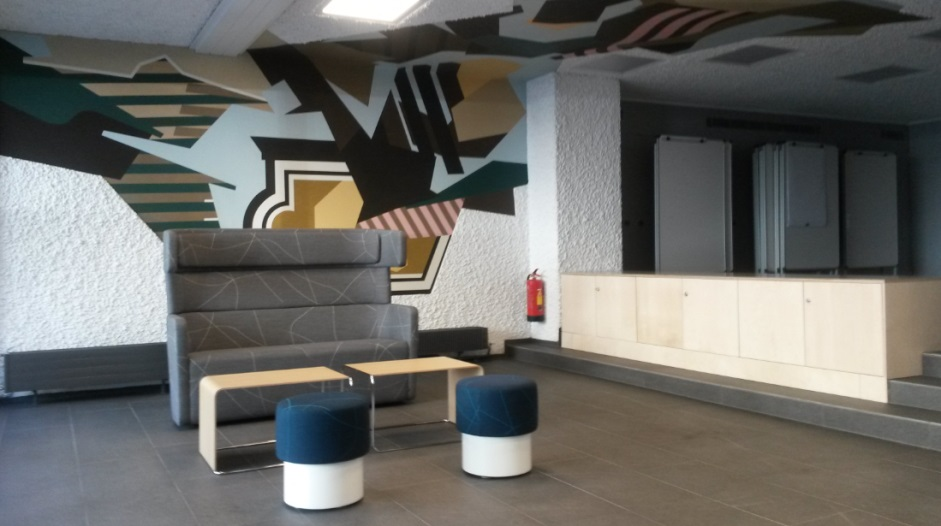 1 Canapé ; 2 poufs ; 2 tables basses ; 1 banc et rangements